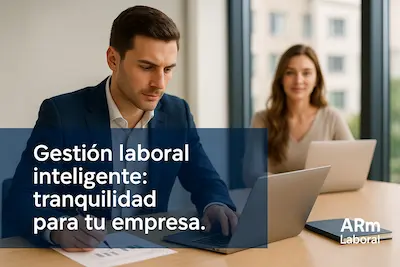 Equipo de trabajo en oficina moderna.